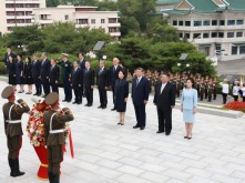 习近平和彭丽媛参谒中朝友谊塔