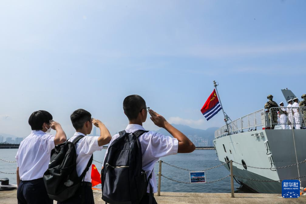 海军山东舰航母编队圆满结束访问离开香港