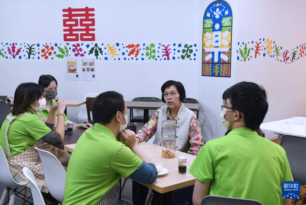 “感动香江”的单亲母亲和她的“朋友仔”