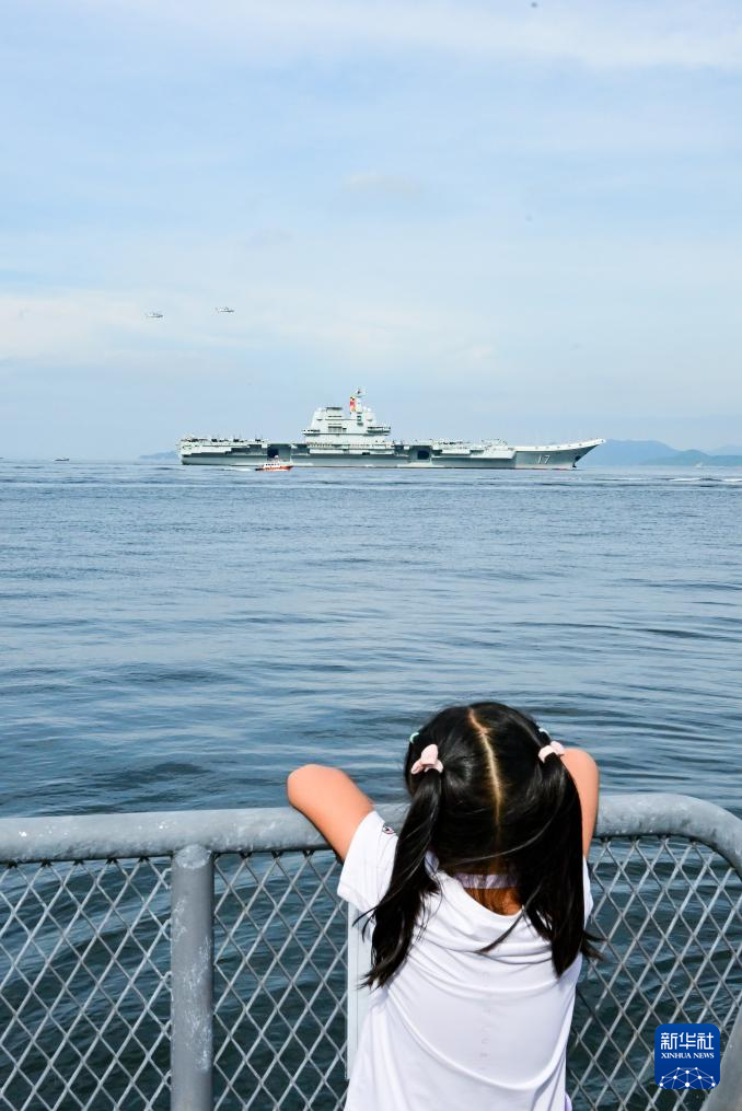 中国海军山东舰航母编队抵达香港