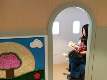 在嘈杂航站楼，为“迟到的旅行”亮起一盏灯