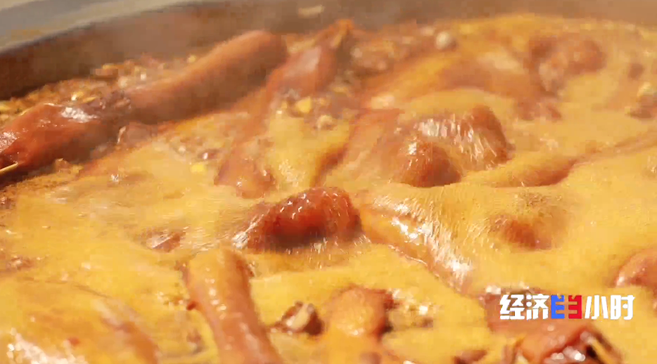 民俗盛宴引流、传统美味出圈，非遗年货撬动“年味经济”