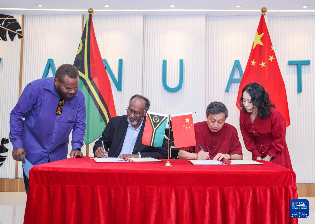 中国向瓦努阿图交付紧急救灾物资