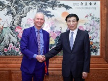 王沪宁会见英国跨党派议员代表团