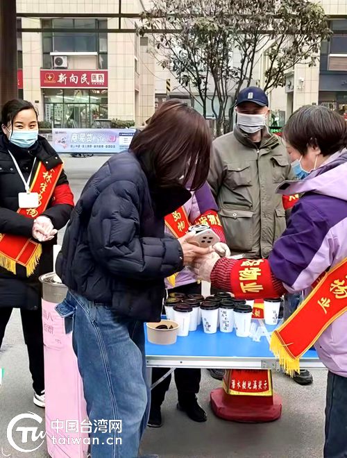 浓浓腊八粥 暖暖邻里情