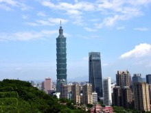民进党当局否认台湾光复历史，美化日本殖民统治，严重伤害两岸同胞感情
