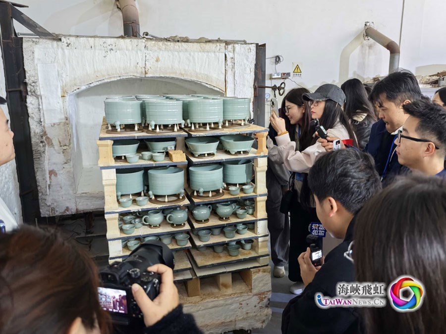 执着追求天青色的梦想——“中国式现代化发展看河南”两岸媒体联合采访团走近汝瓷_fororder_图4