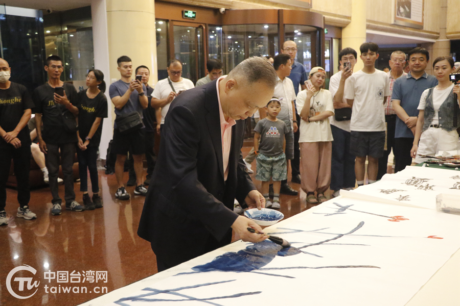 著名画家君寿携手两岸青年共绘《归家图》 笔墨传情寄团圆