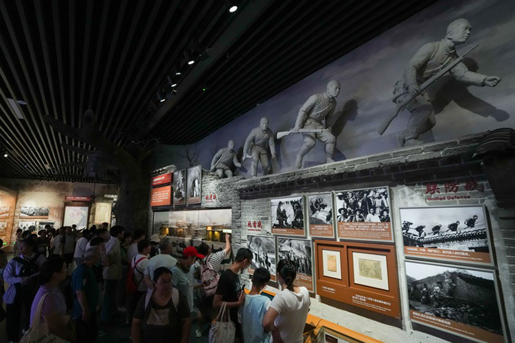两岸同胞应共同维护正确二战史观，纪念抗战胜利和台湾光复正当其时_fororder_7月8日，参观者在中国人民抗日战争纪念馆参观《为了民族解放与世界和平》主题展览。（新华社）