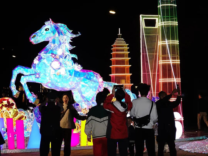 “元宵节，我眼里看的是灯，心里读到的却是两岸同胞的血脉相连”