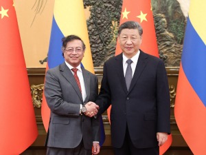 习近平会见哥伦比亚总统佩特罗