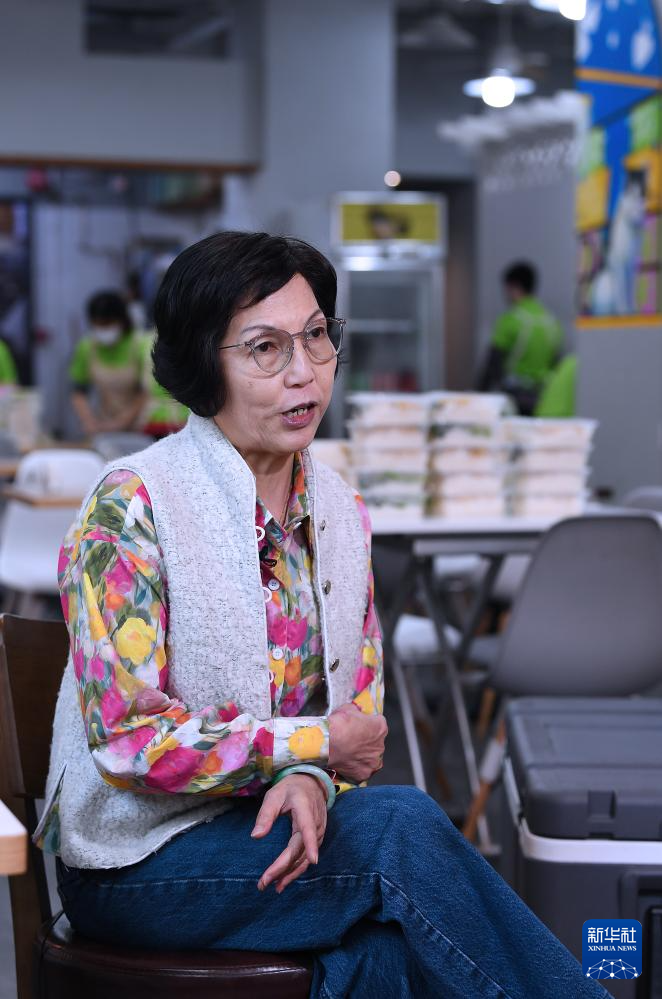 “感动香江”的单亲母亲和她的“朋友仔”