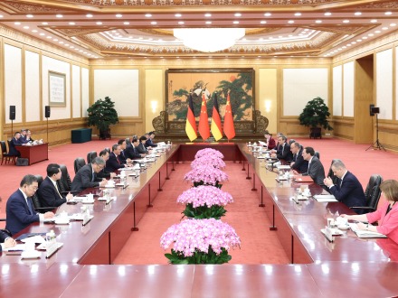 李强同德国总理默茨会谈