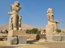 两座古埃及法老巨型雕像完成修复重归原址