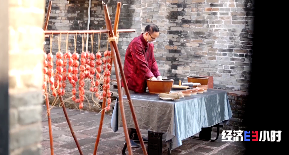 民俗盛宴引流、传统美味出圈，非遗年货撬动“年味经济”