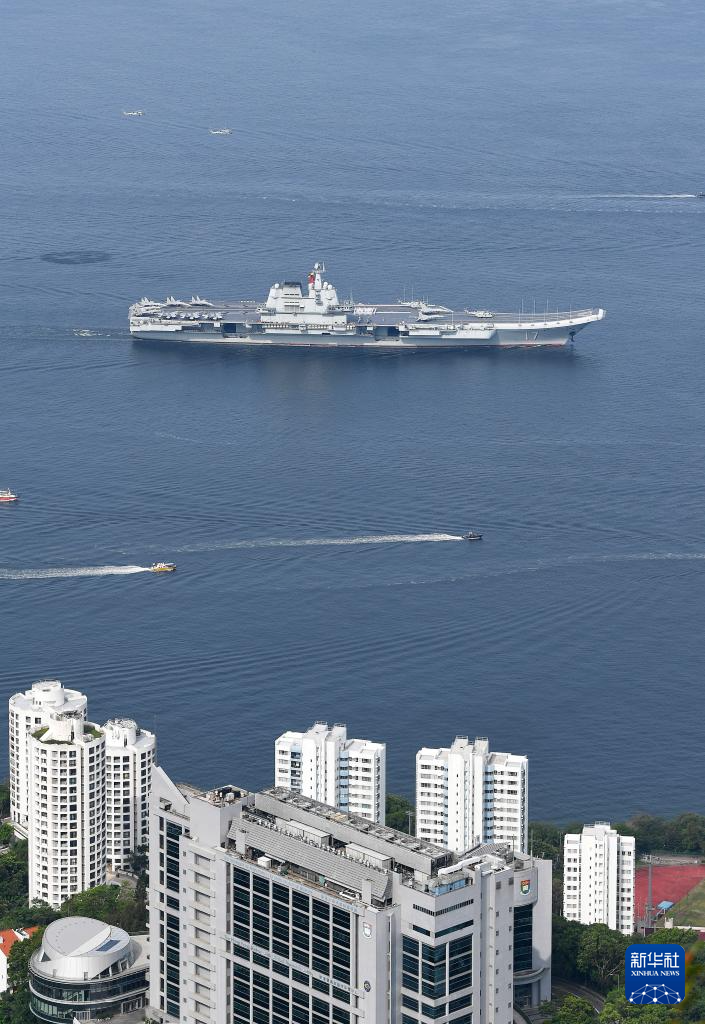 中国海军山东舰航母编队抵达香港