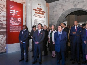 感悟抗战史诗！160余位驻华外交官参观抗战胜利80周年主题展览