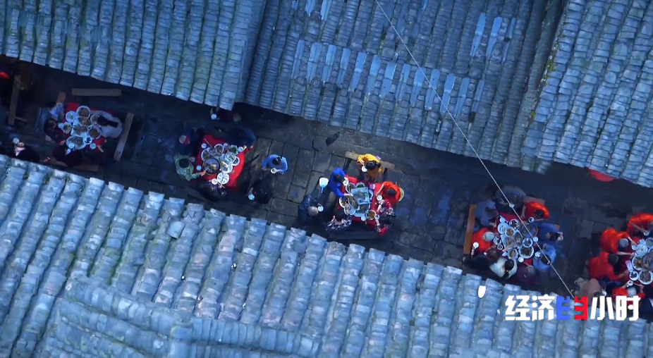 民俗盛宴引流、传统美味出圈，非遗年货撬动“年味经济”