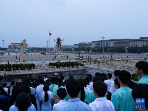千名港澳青少年升旗队代表天安门广场观看升国旗仪式