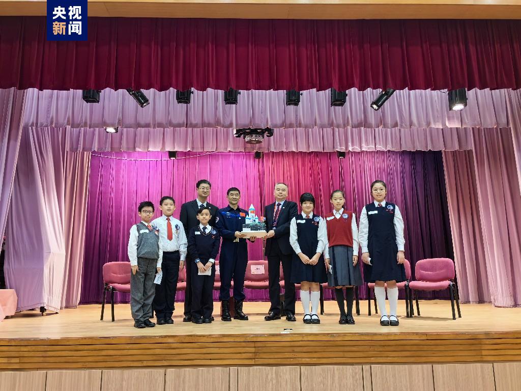 载人航天工程代表团走进香港特区中小学与师生面对面交流