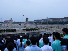 千名港澳青少年升旗队代表天安门广场观看升国旗仪式