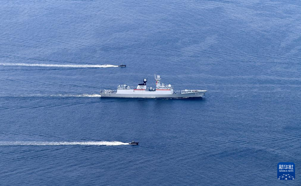 中国海军山东舰航母编队抵达香港
