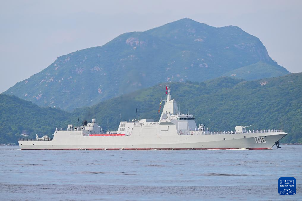 中国海军山东舰航母编队抵达香港