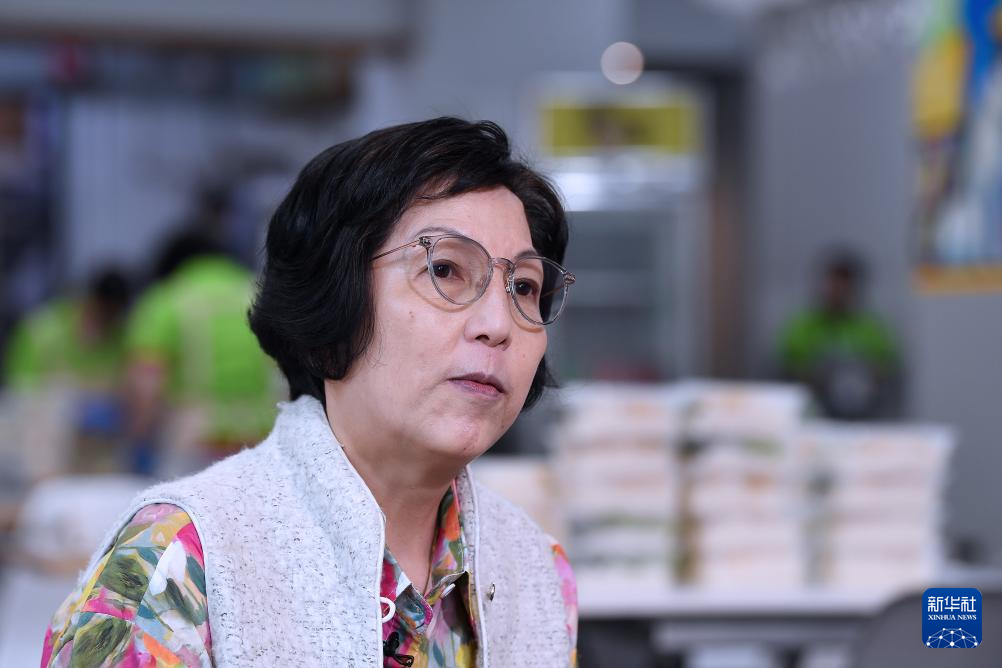 “感动香江”的单亲母亲和她的“朋友仔”