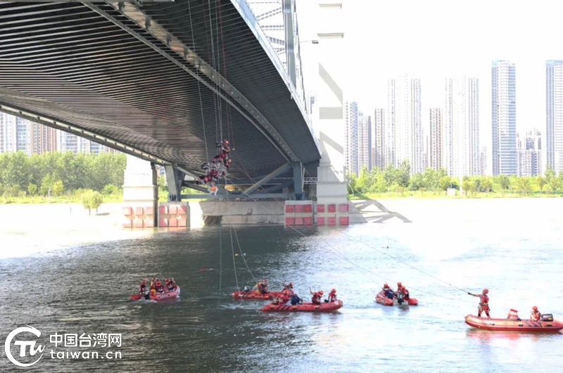 汉台救援队联合出击，水天之间架设生命通道