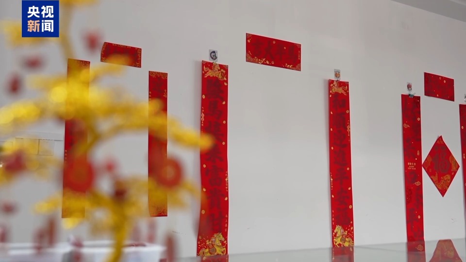 年货市场“马”上热 琉璃马、朱砂文创热销