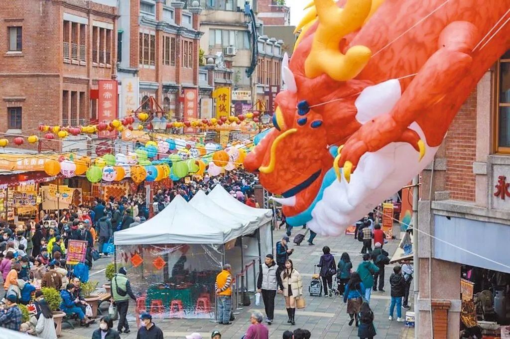 买年货、游园、赏灯……台湾街头年味正浓！
