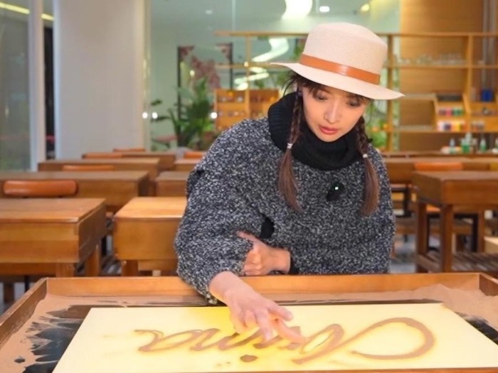 台湾青年以沙为笔绘制两岸同心画