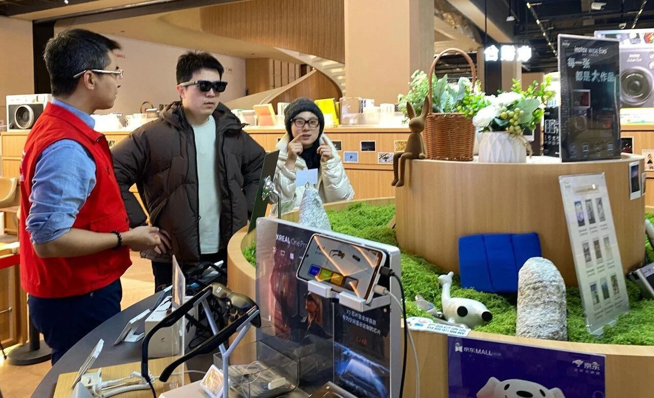 AI眼镜进“国补” 从“尝鲜”到“常用”还有几步？