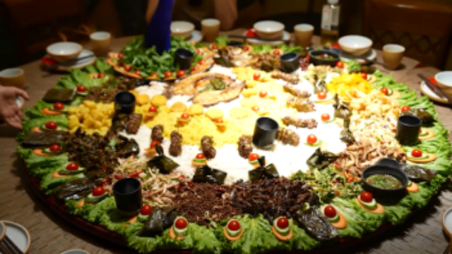 抢先看：芒市很忙！台湾青年品尝云南边城美食忙不停_fororder_捕获.PNG