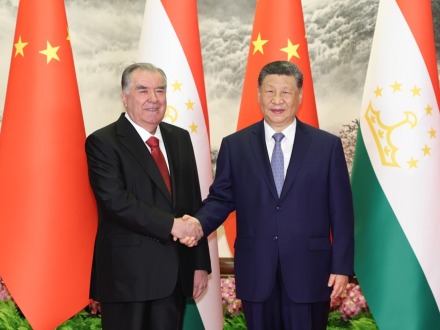 习近平同塔吉克斯坦总统拉赫蒙会谈