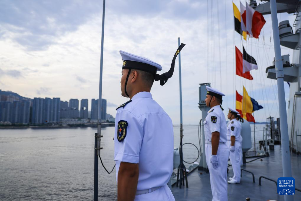中国海军山东舰航母编队抵达香港
