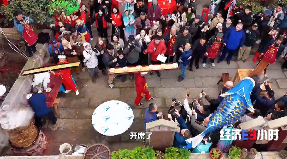 民俗盛宴引流、传统美味出圈，非遗年货撬动“年味经济”