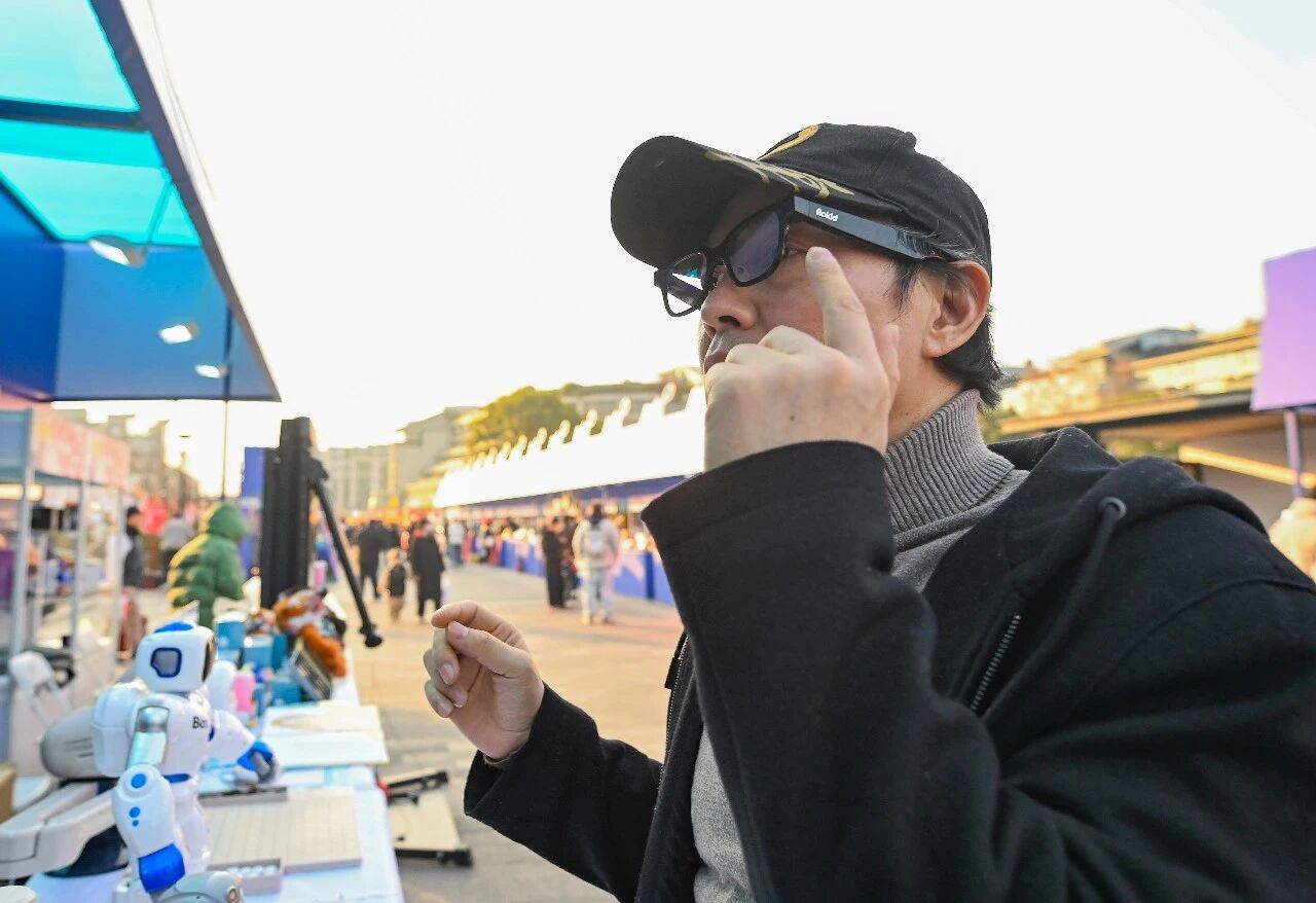 AI眼镜进“国补” 从“尝鲜”到“常用”还有几步？