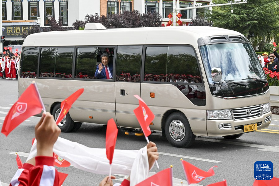 习近平在出席西藏自治区成立60周年庆祝活动后返回北京