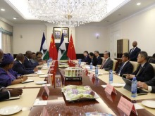 王毅同莱索托外交大臣莱乔内会谈