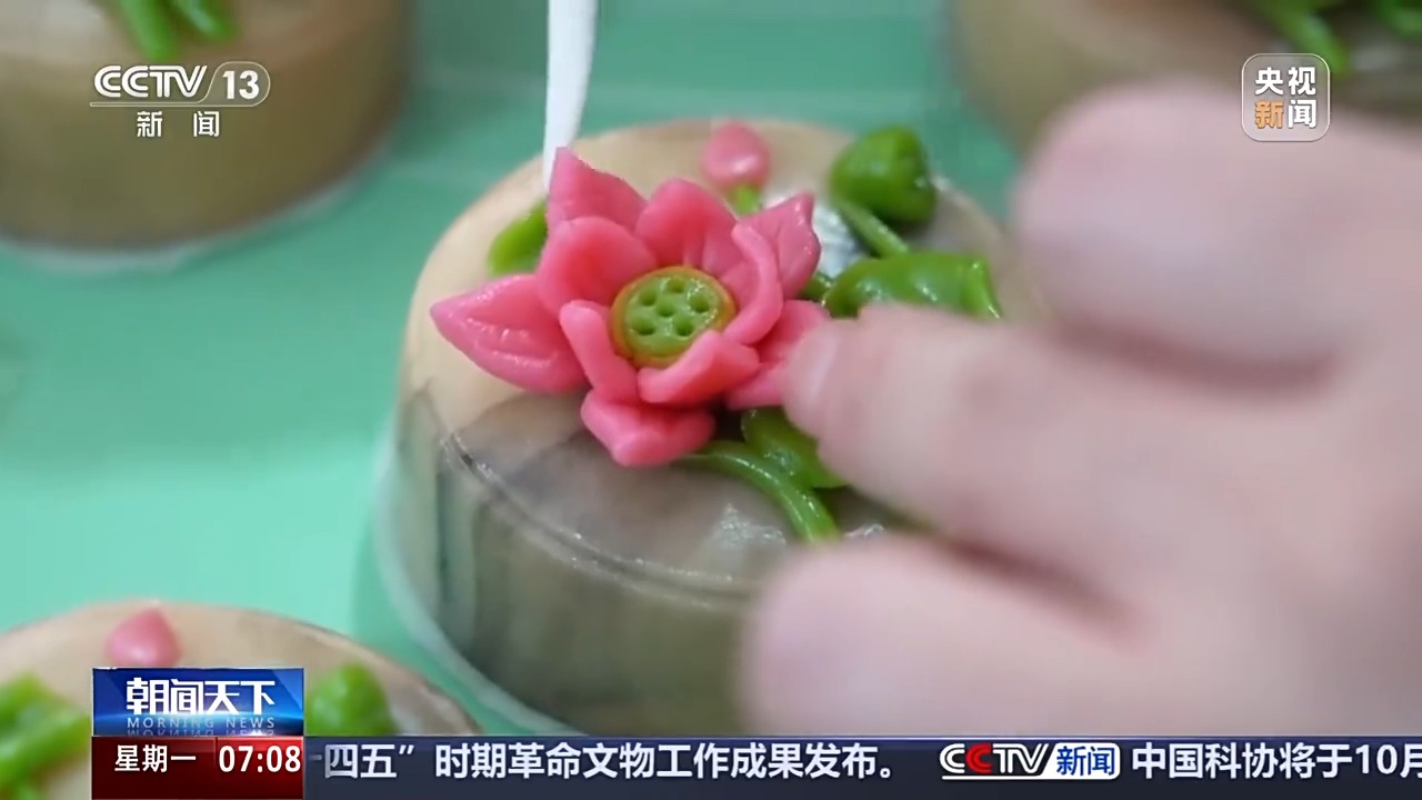 大闸蟹搭无人机、“小煤球”月饼出圈 今年双节市场超有料