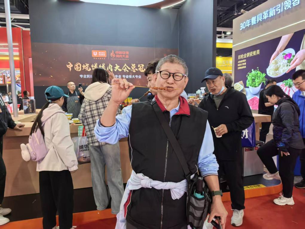 台湾大叔独自旅行 大陆网友温情守护