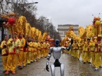 机器人、民族舞与锣鼓声——巴黎香街进入“春节时间”