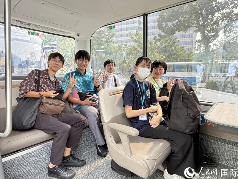 体验自动驾驶 日本冲绳大学生访华团在北京触摸未来