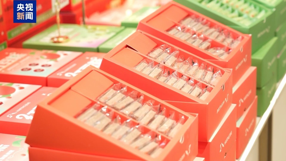 年货市场“马”上热 琉璃马、朱砂文创热销