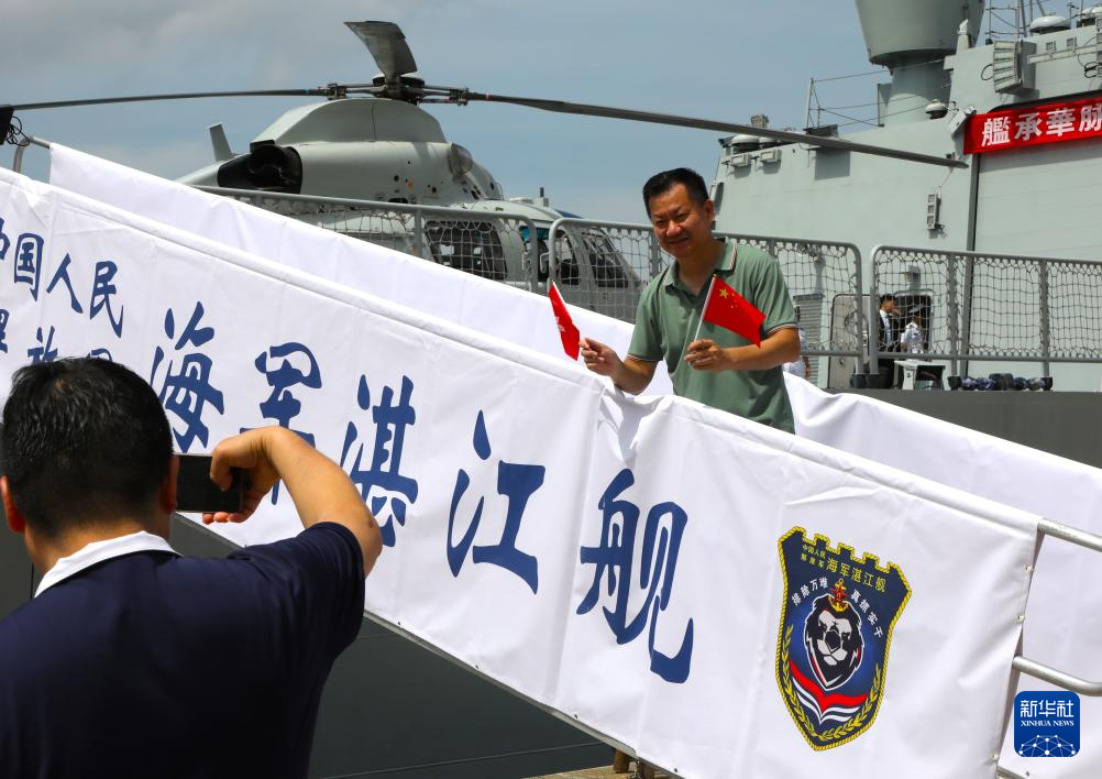 中国海军山东舰航母编队抵达香港