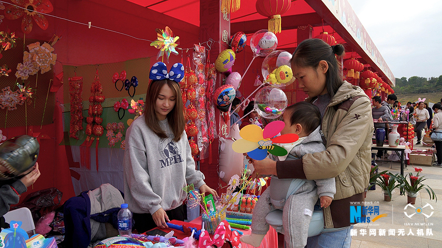 “年味”渐浓 无人机带你逛花市