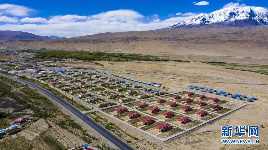 旗引天山南北　谱写发展新篇——以习近平同志为核心的党中央关心新疆工作纪实