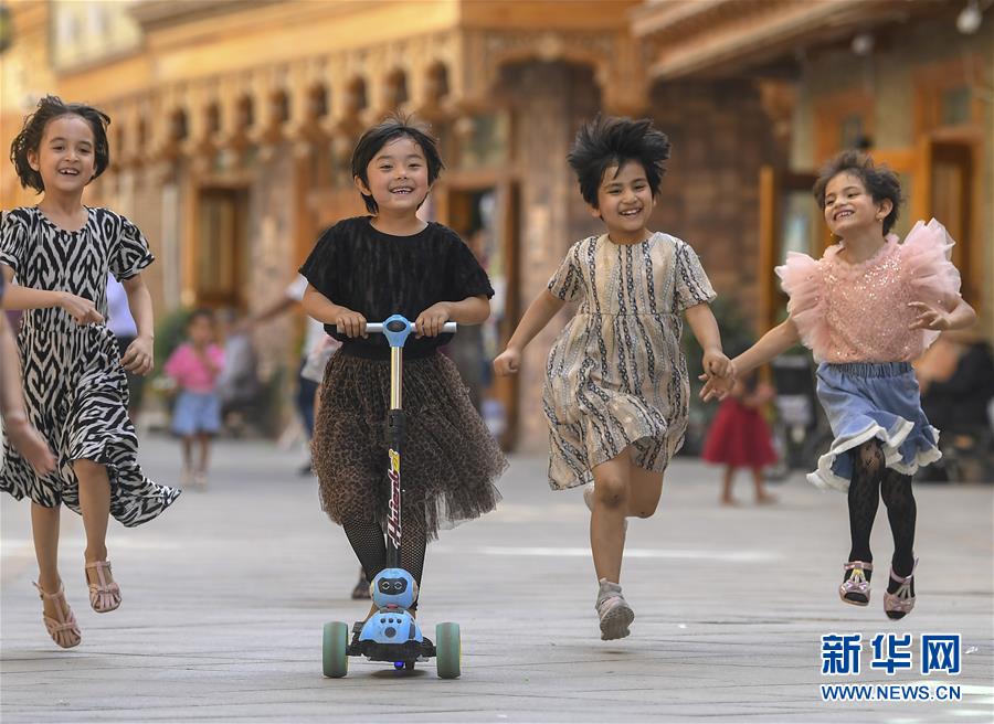 旗引天山南北　谱写发展新篇——以习近平同志为核心的党中央关心新疆工作纪实
