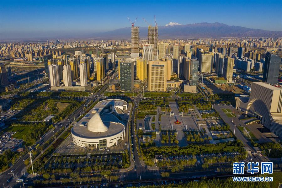 旗引天山南北　谱写发展新篇——以习近平同志为核心的党中央关心新疆工作纪实